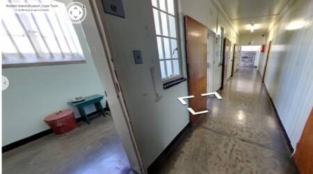 Corredor da prisão da Ilha de Robben. À direita, cela onde Mandela esteve preso