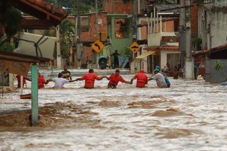 Há mais de 40 anos o bairro Jardim Maria Sampaio sofre com enchentes. A ação coletiva tem como proposta cobrar o poder público e conscientizar os moradores