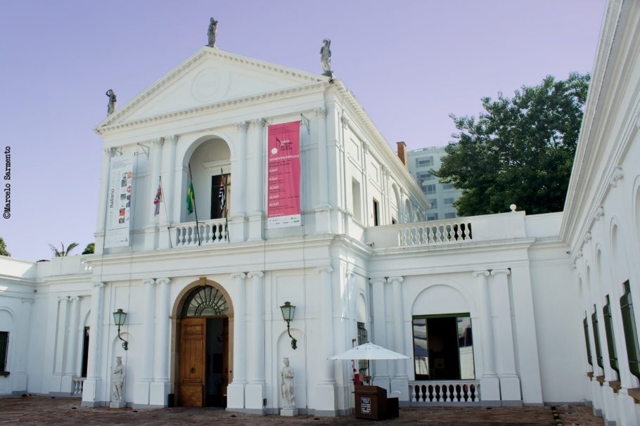 Localizado na Avenida Faria Lima, o Museu da Casa Brasileira (foto) tem um bicicletário que comporta até 40 bicicletas. O local fornece um cadeado para ser utilizado com sua corrente, sem custo, que deverá ser devolvido na saída.  Único no país especializado em arquitetura e design, o MCB conta com um jardim de mais de 6 mil metros quadrados ideal para se sentir mais próximo da natureza em meio a uma das avenidas mais movimentadas de São Paulo. Nos finais de semana a entrada é gratuita; nos outros dias, o ingresso custa R$ 7 (inteira) e R$ 3,50 (meia).