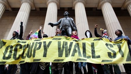 Em 2011, manifestantes ocuparam uma praça no coração do distrito financeiro de NY