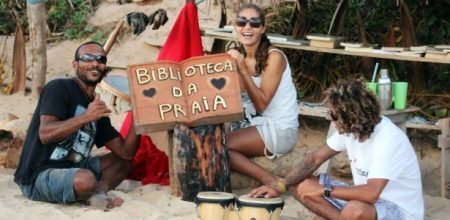 Biblioteca oferece leitura gratuita na praia e incentiva o intercâmbio de conhecimento
