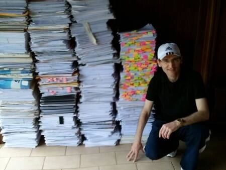 Spanholo mostra a montanha de 200 quilos de resumos