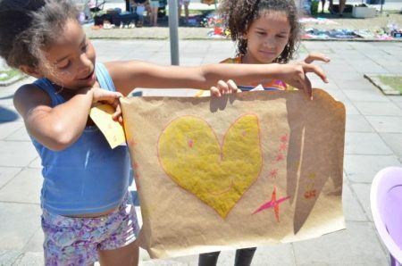 Crianças representando no evento Semana da Restinga: Ponto de Cultura Feminista: corpo, arte e expressão na Esplanada