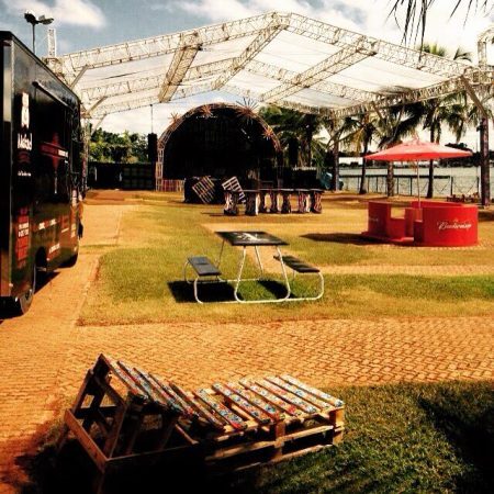 Evento conta com mais de 20 food trucks, bandas, DJs e até cabelereiro móvel