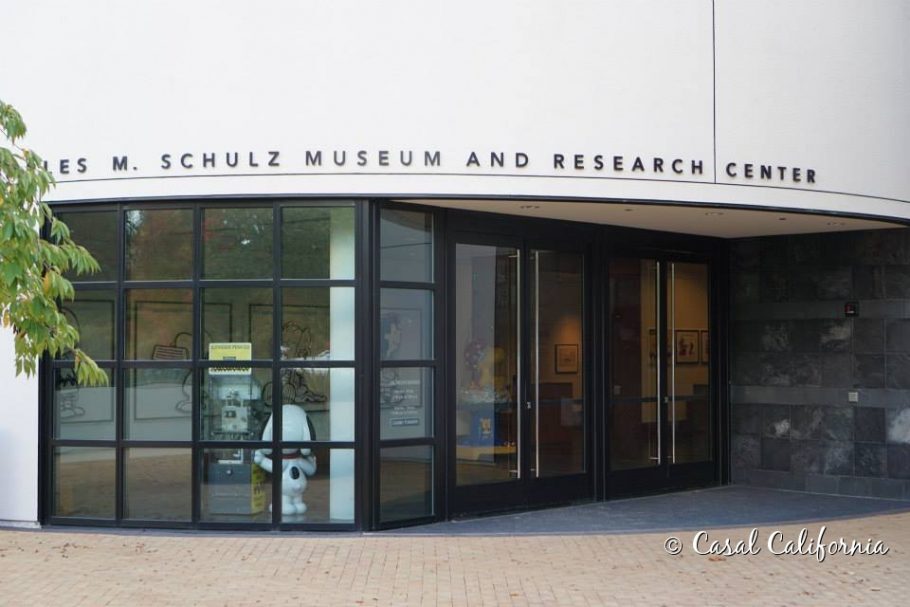 Entrada do museu Charles M. Schulz, em Santa Rosa na Califórnia