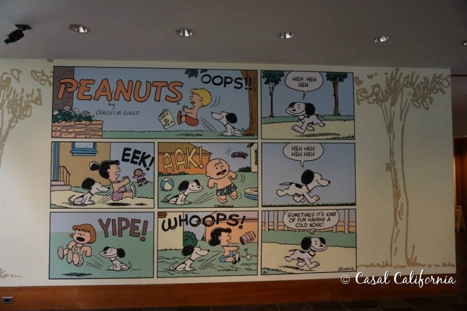 Parede decorada com quadrinhos da turma do Snoopy e Charlie Brown