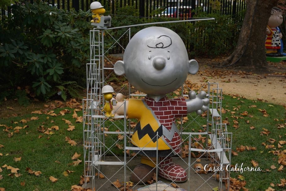 Estátua do Charlie Brown localizada no pátio interno