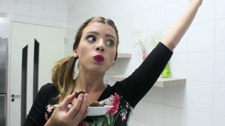 Juliana Ferraz perde o controle ao comer o doce