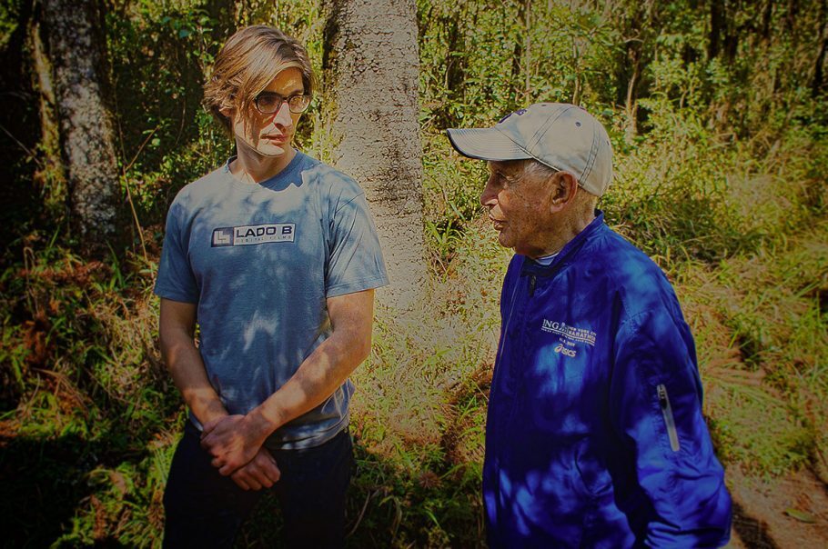 Gabriel Martinez, diretor do documentário, e Oswaldo Silveira, 84 anos, que já correu 11 maratonas