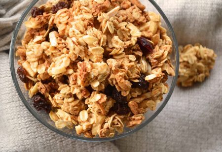 Incorpore os carboidratos em seu café da manhã com pães integrais, aveia, granola e mingau. Estes alimentos fornecem energia ao corpo e previnem o inchaço.