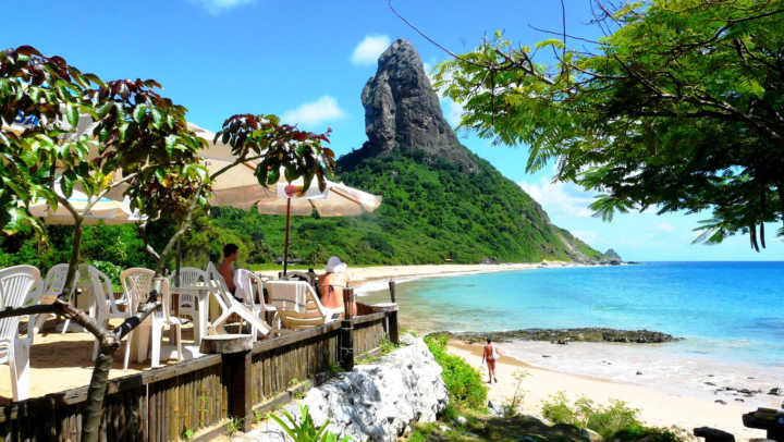 Bar na praia de Conceição oferece uma vista incrível das belezas de Noronha
