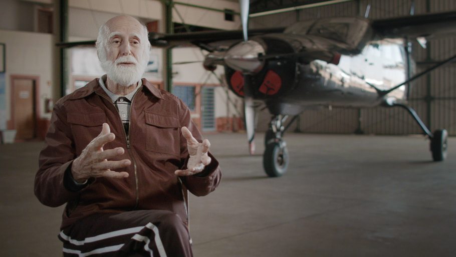 Luiz Schirmer, 76 anos, que salta de paraquedas há 60 anos