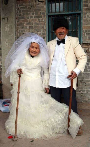 Foto da celebração do casamento entre um homem de 103 anos e uma mulher de 101