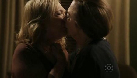 Cena de beijo entre as atrizes Natália Timberg e Fernanda Montenegro que gerou protestos por todo país