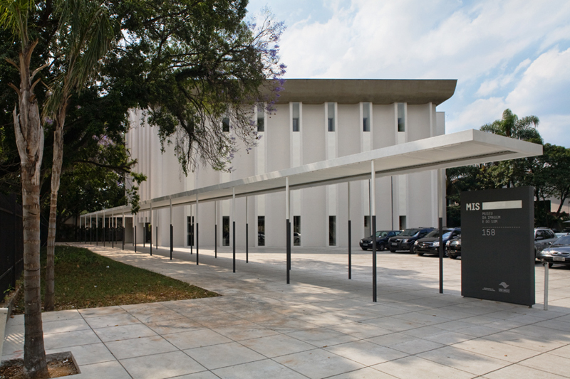 Já no Museu da Imagem e do Som – MIS, localizado no Jardim Europa, o bicicletário fica no estacionamento e tem seis vagas. Para ter acesso é necessário levar corrente e cadeado.  Ao visitar o local, confira a programação completa com atividades, filmes, shows e músicas, disponível no site www.mis-sp.org.br . Entrada gratuita às terças-feiras; aos sábados, acesso grátis às exposições do térreo e do acervo.