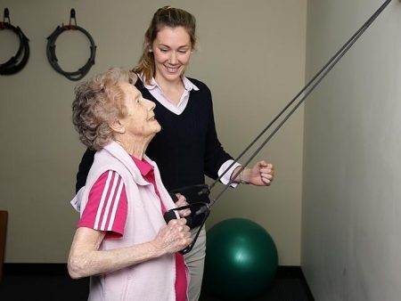 Agnes Wilson e a fisioterapeuta Sophie Coolican durante sessão de exercícios