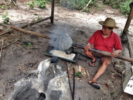 Processo manual de fabricação da borracha – Amazônia.