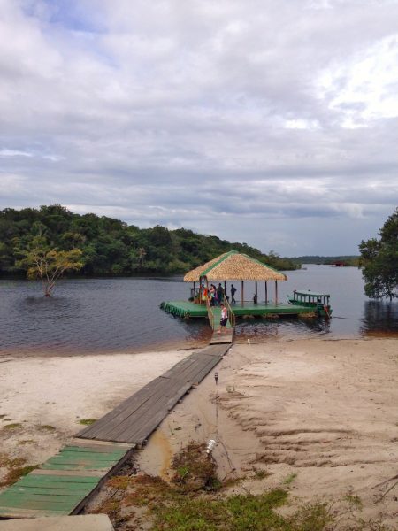 Pier em frente ao Amazon EcoPark Lodge, de onde saem os passeios.