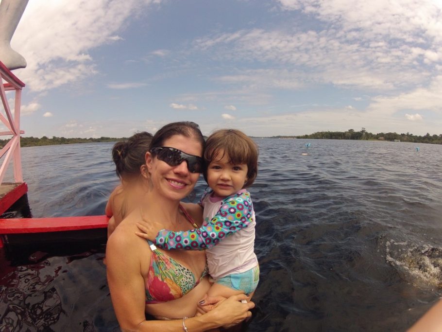 Esperando os Botos na plataforma submersa – Estação de Manejo na Amazônia.