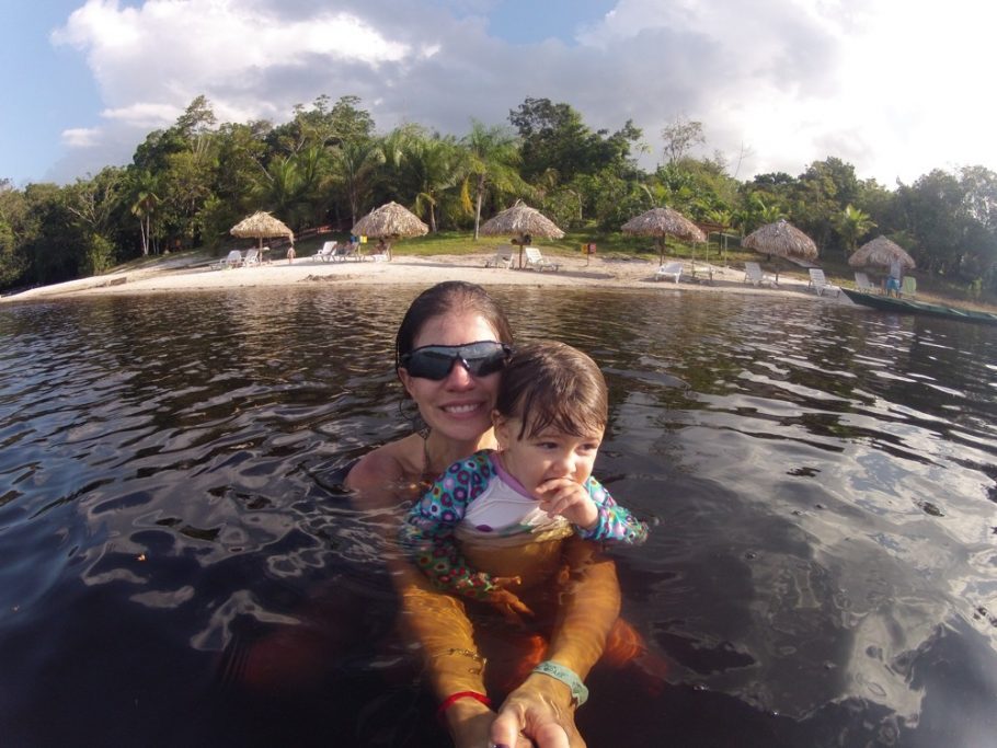 Praia de rio em frente ao Amazon EcoPark Lodge.