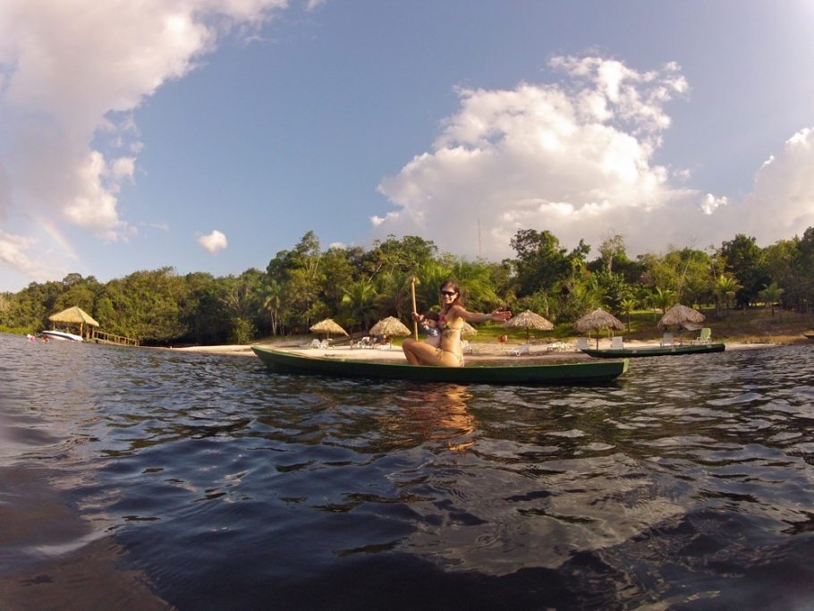 Um belo passeio de canoa com a pequena aventureira – Amazônia.