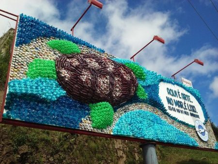 Para o painel, foram utilizadas 3 mil garrafas pet, 2 mil latinhas de cerveja, além de madeira, ferragens e tinta