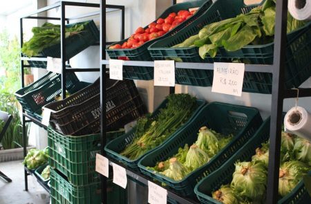 Espaço das verduras com produtos a preços bem baratinhos