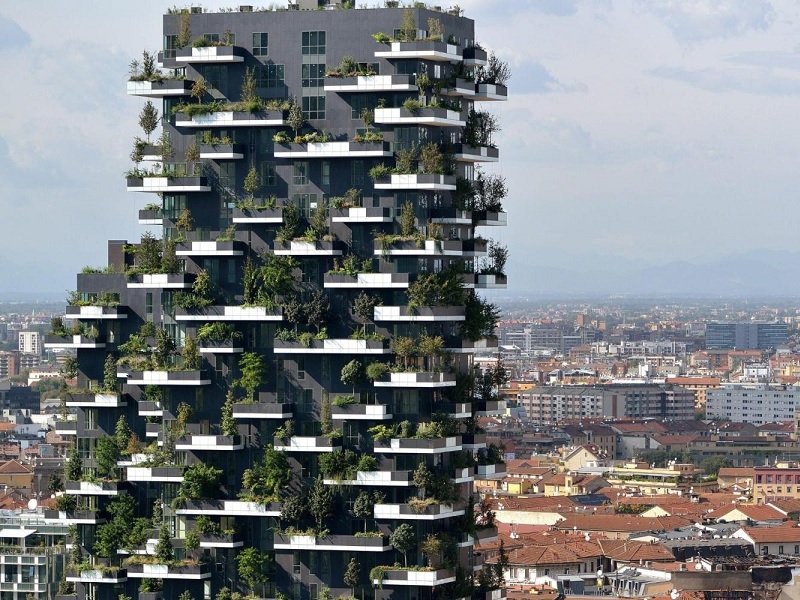 Prédio em cidade italiana é cercado por plantas