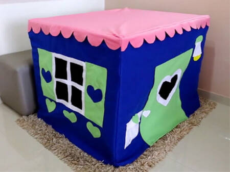 A toalha de mesa vira uma cabaninha. Item é produzido pela loja Ateliê de Bonecas