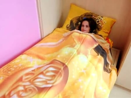Lençol com o tema das princesas pode deixar a hora do sono mais divertida
