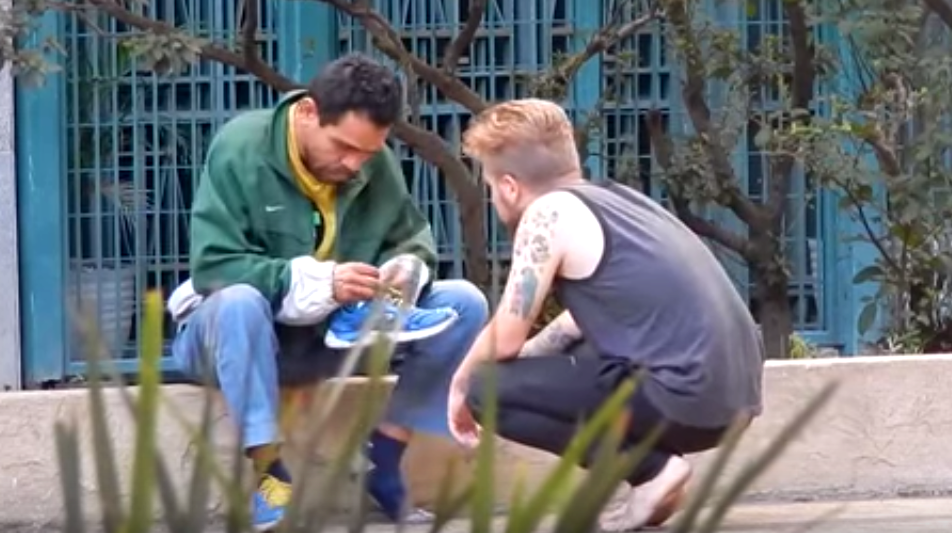 Encyclopedia gray confirm Vídeo surpreendente mostra jovem descalço pedindo sapato emprestado na rua