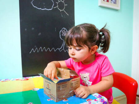 Papel contact é uma boa opção para criar uma lousa e estimular a criatividade da criançada