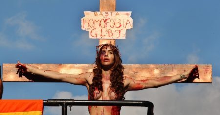 “Crucificada”, Viviany Beleboni reproduziu a violência contra a população LGBT na Parada Gay de 2015