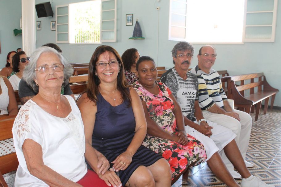 Margarida Cunha e quatro de seus filhos durante missa