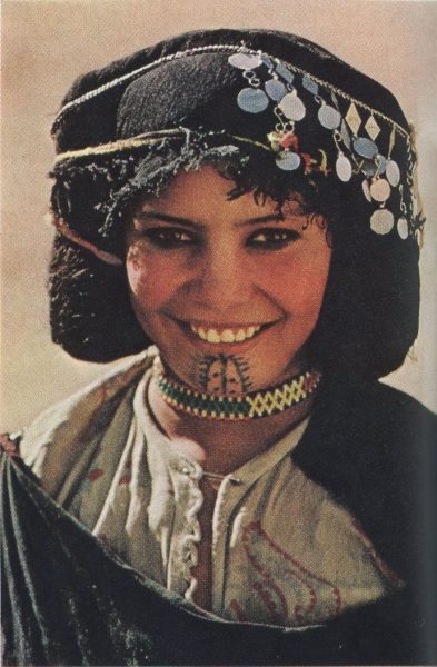 Mulher Berber do Marrocos e toda a autoconfiança que só uma tatuagem no queixo traz. (Foto de arquivo National Geographic, 1968)