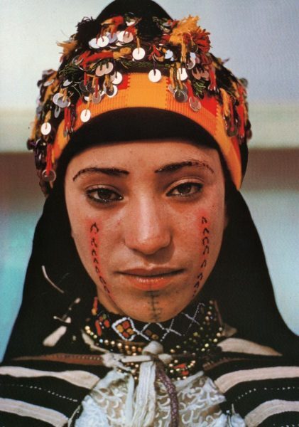Uma berber julgando a sua modernidade. (via http://goo.gl/NfbuqW)