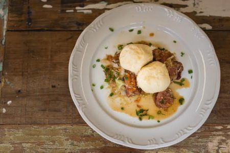 O restaurante Girassol oferece na feira um de seus clássicos, o pão no bafo