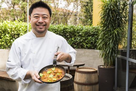 Chef Flávio Miyamura prepara “Paella Caipira”