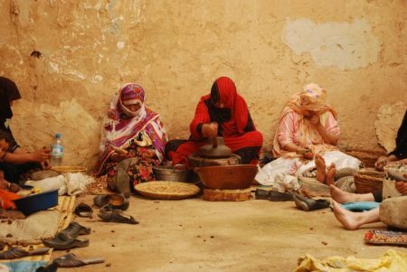 Berberes marroquinas realizando a extração manual do óleo de Argan (via http://goo.gl/YjfYqK)