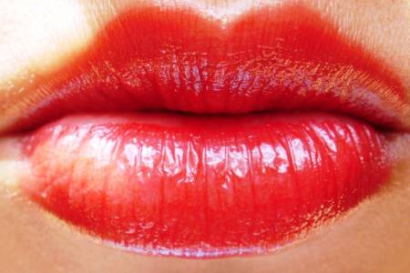 Pessoas que beijam vários parceiros e praticam sexo oral com frequência são mais propensas a contrair HPV