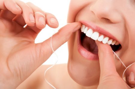 Muita gente esquece de usar o fio dental no dia a dia