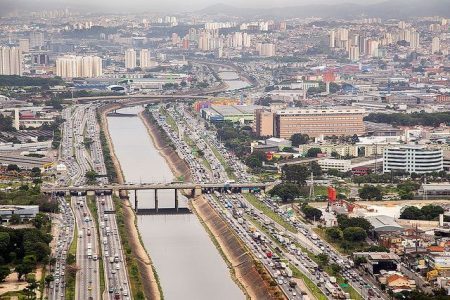 Especialista defende medida e afirma que é o excesso de veículos nas ruas que causa trânsito