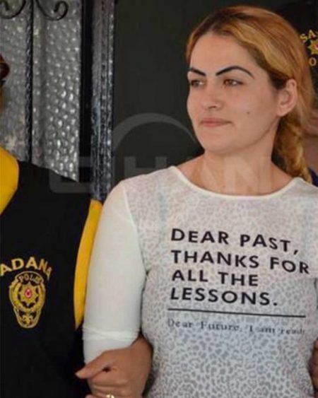 No dia que foi aprendida pela polícia local ela usava uma camiseta com os dizeres. Caro passado, obrigada por todas as lições. Caro futuro, estou pronta”.