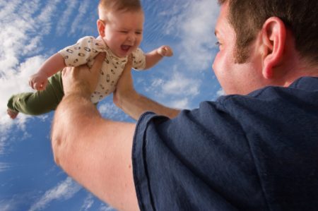 Estudo examina como a paternidade afeta o IMC