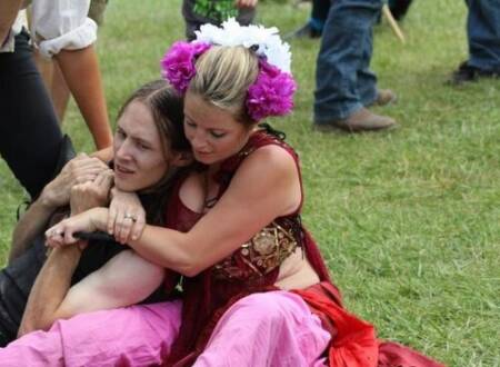 Mulher domina ladrão com mata-leão