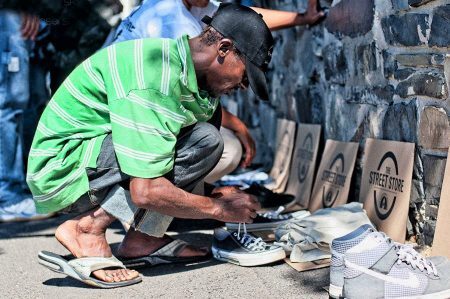 Moradores de rua podem escolher roupas como em uma loja