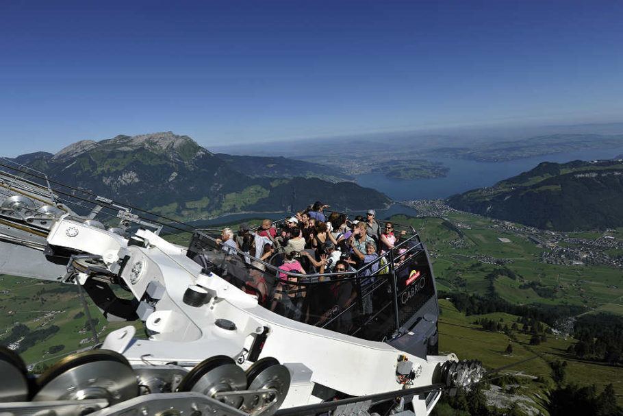 Teleférico tem parte superior aberta e leva turistas ao topo do Monte Stanserhorn