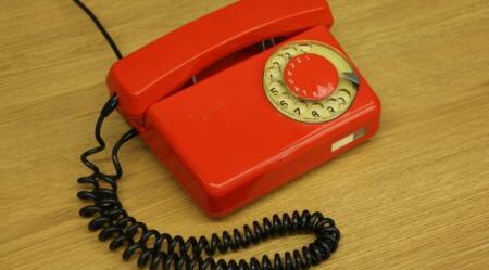 Telefone analógico com um tecla rotativa é um dos itens do site
