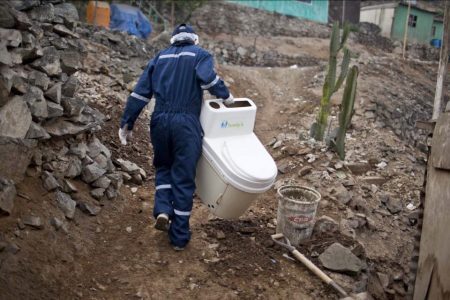 Vaso que dispensa água é alternativa em comunidades pobres