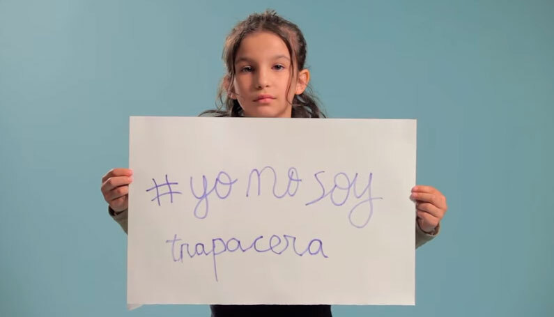 Criança segura cartaz escrito “Eu não sou trapaceira”